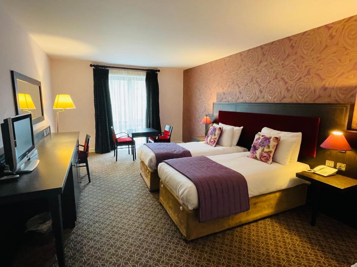 Burren Atlantic Hotel & Holiday Cottages バリーボーン エクステリア 写真