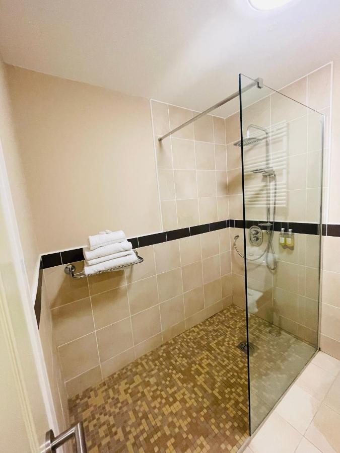 Burren Atlantic Hotel & Holiday Cottages バリーボーン エクステリア 写真