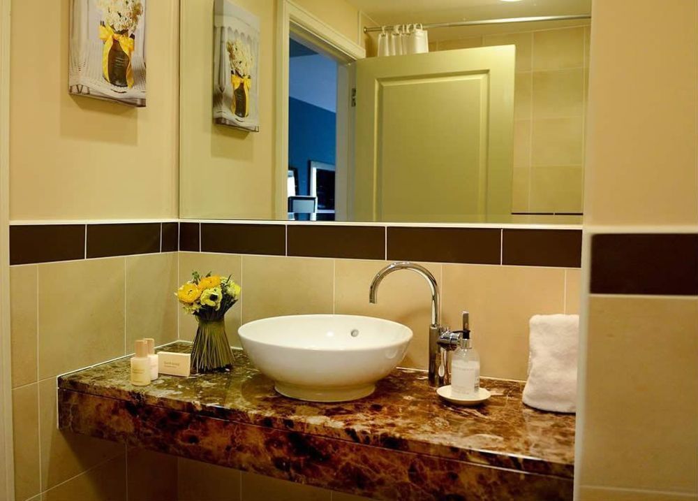 Burren Atlantic Hotel & Holiday Cottages バリーボーン エクステリア 写真